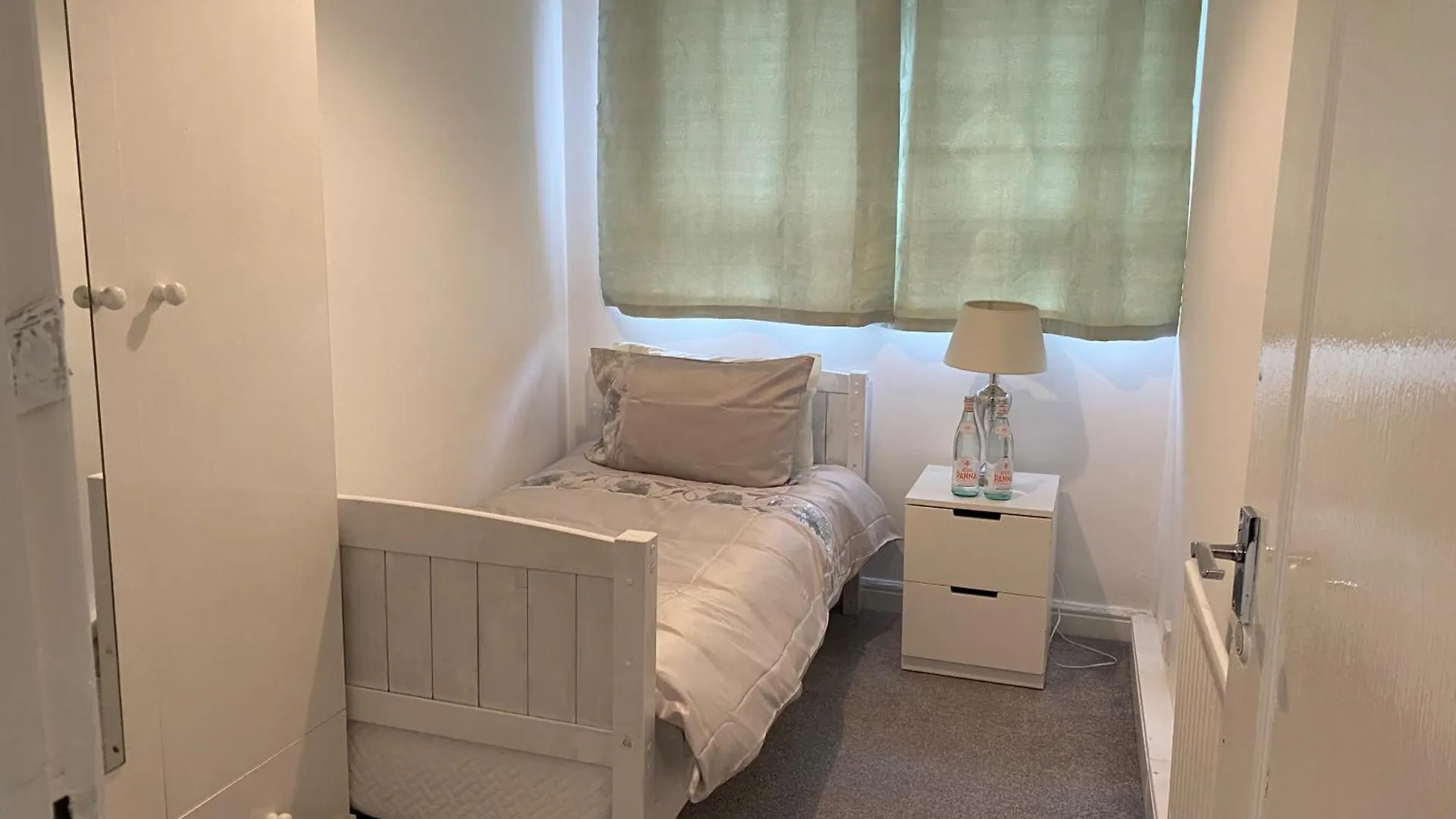 London Charm - 3 Bedroom House Near Canary Wharf 0*,